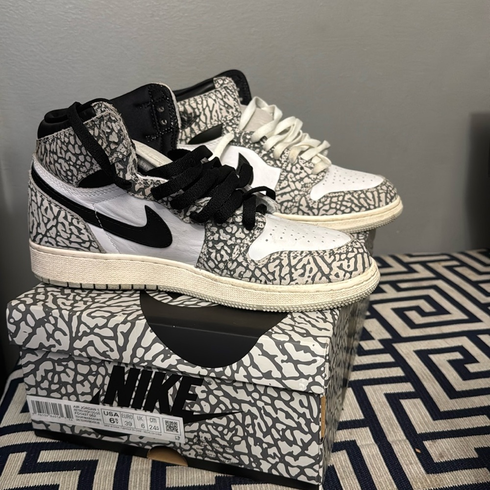 Air Jordan 1 Retro High OG GS
TechGrey/Muslin-Black-White